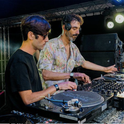 dj poniendo musica
